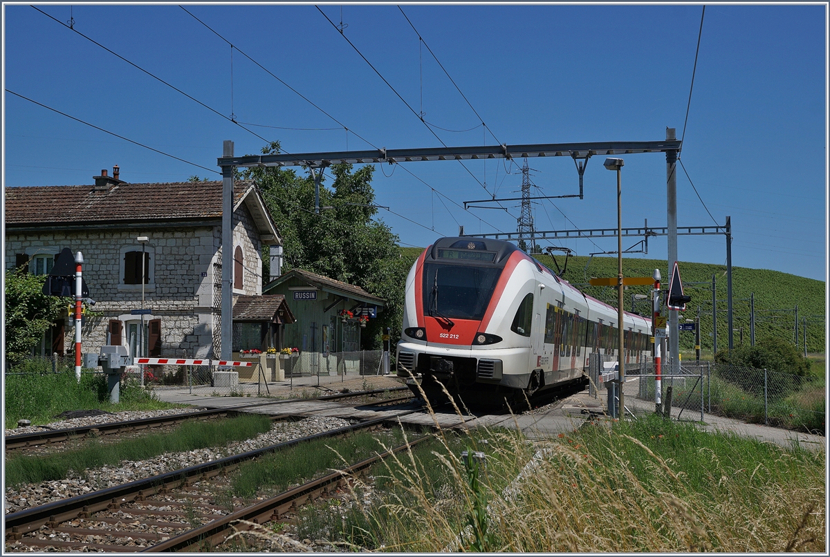 Der SBB RABe 522 212 ist als Regionalzug 96742 von Genève nach Bellgarde (Ain) unterwegs und verlässt nach einem kurzen Halt Russin. Da die Durchgangsgleise in La Plaine über keine Bahnsteige verfügen, fährt der Zug dort durch und wird erst in Pougny-Chancy halten.
19. Juni 2018