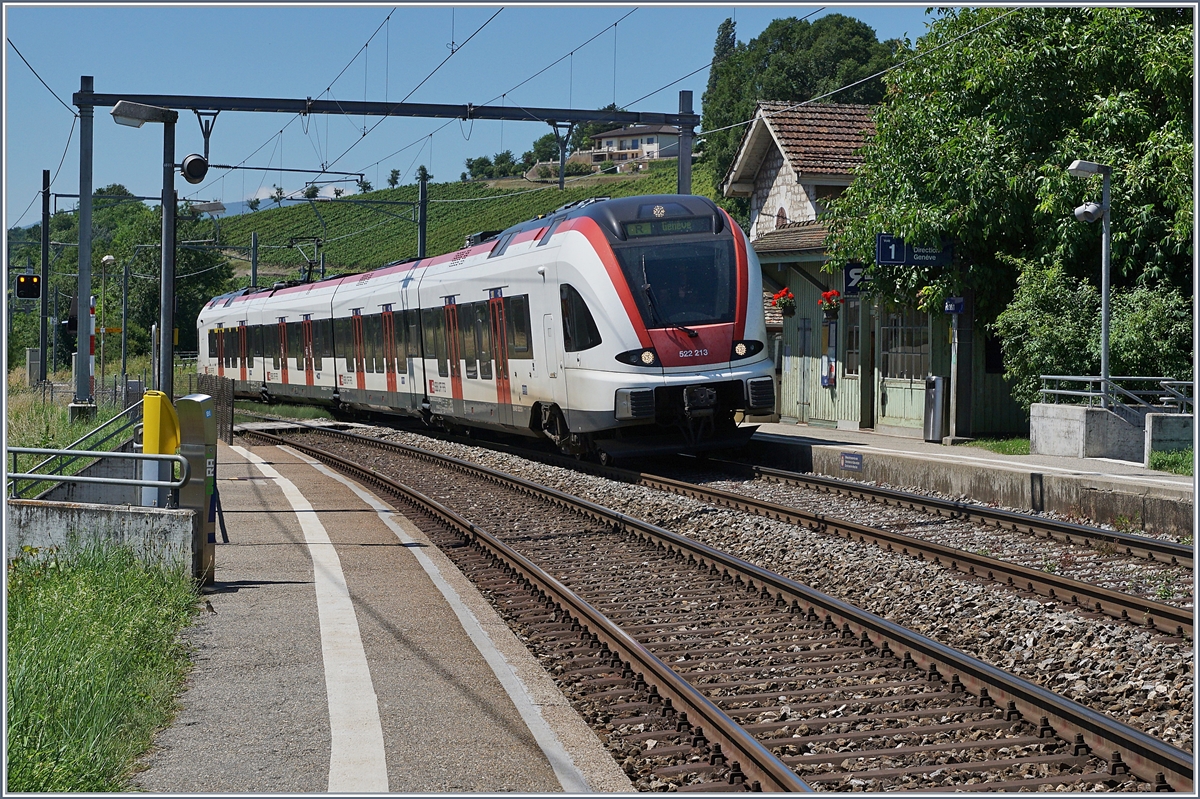 Der SBB RABe 522 213 als Regionalzug von La Plaine nach Genève beim Halt in Russin.

19. Juni 2018