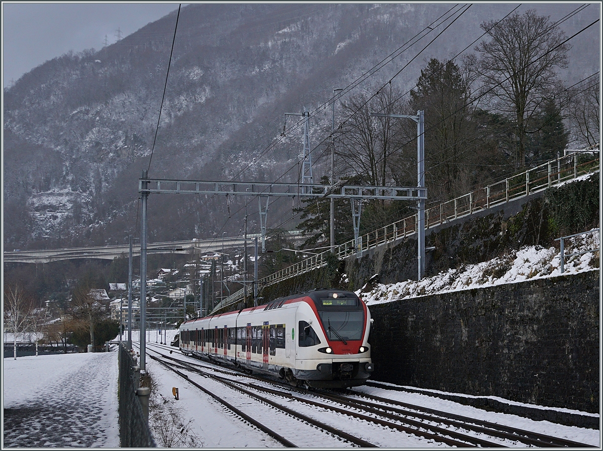 Der SBB RABe 523 028 ist als S 5 nach Aigle unterwegs und erreicht Villeneuve. 

25. Jan. 2021