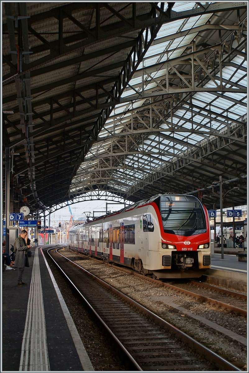 Der SBB RABe 523 112 steht in Lausanne und wird weggestellt.

31. Jan. 2024