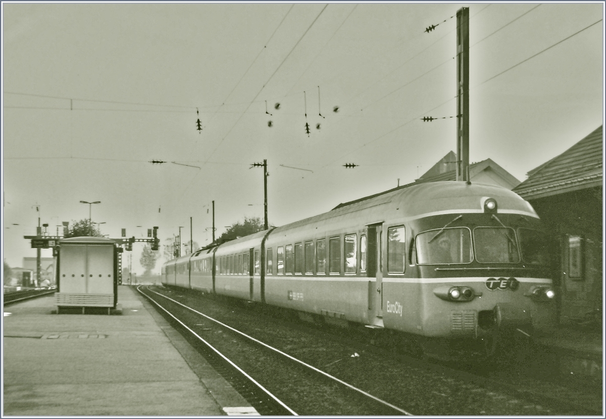 Der SBB RAe TEE II, am Ende seiner Laufbahn der edlen TEE Farbgebung beraubt und als  RABe TEE II  unterwegs, hat TGV Anschlusszug von Bern Frasne erreicht.

Oktober 1999