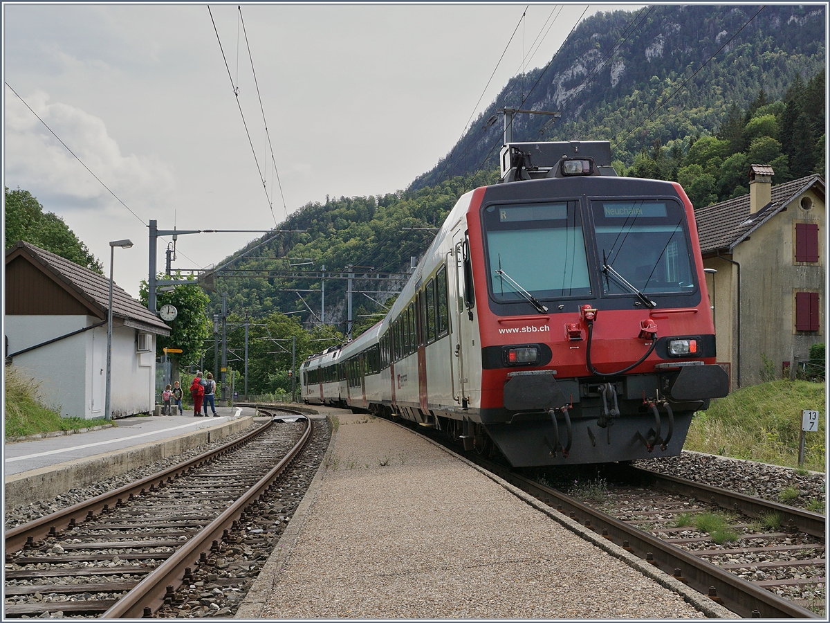 Der SBB RBDe 560 (Domino) verlässt den kleinen (Kreuzungs)-Bahnhof Champ-du-Moulin Richtung 
Neuchâtel. 

13. Aug. 2019