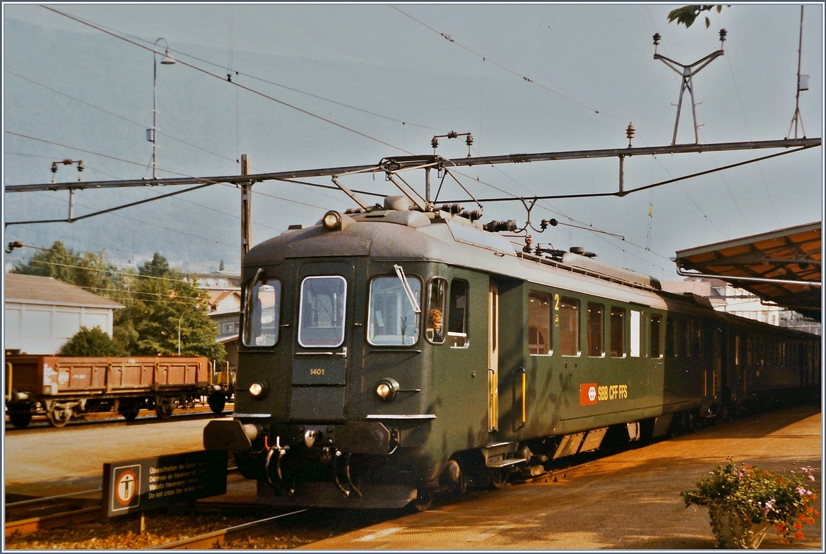 Der SBB RBe 4/4 1401 mit dem Regionalzug 4862 von Grenchen Nord nach Biel/Bienne wartet im Zugsausgangsbahnhof auf die Abfahrt.


19. Augst 1984