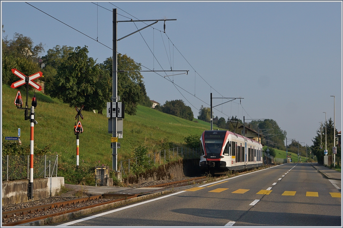 Der SBB Seetalbahn Triebwagen RABe 520 011-3 auf dem Weg nach Lenzburg kurz nach der Abfahrt in Birrwil. 

13. Sept. 2020