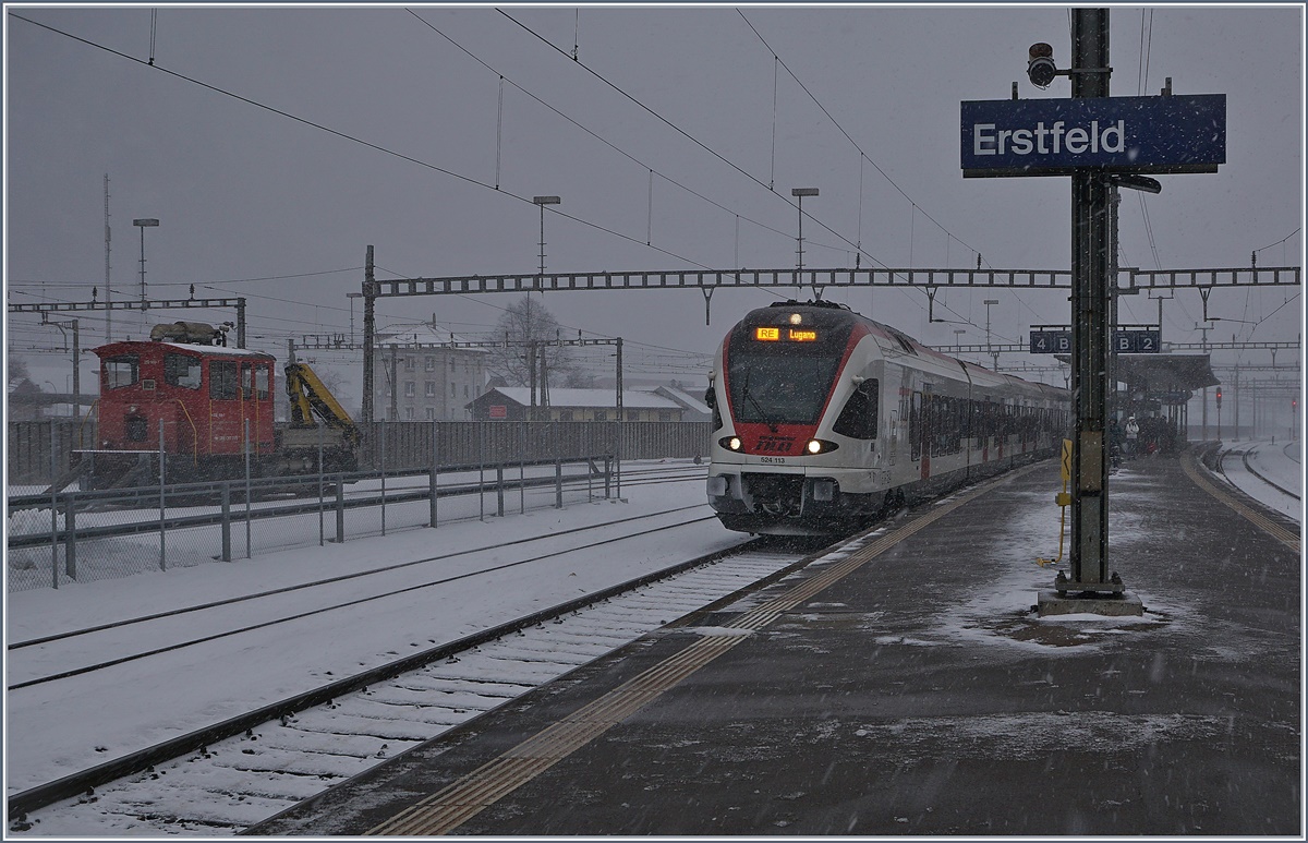 Der SBB TILO Flirt 524 113 wartet in Erstfeld auf die Rückfahrt nach Lugano. Das Konzept mit dem Umsteigen in Erstfeld war - gelinde gesagt -  nicht sehr glückich  gewählt. Heute machen es die SOB Treno Gotthardo besser: sie fahren direkt von Basel und Zürich nach Locarno. 

5. Jan. 2017