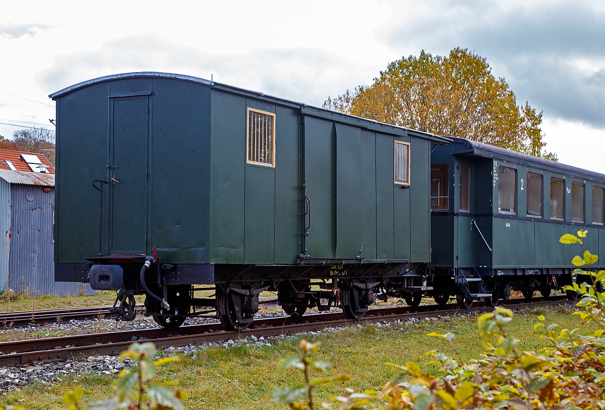 Der schmalspurige zweiachsige Gepäckwagen D 170, ex Appenzeller Bahn F 170, der meterspurigen Museumsbahn Alp-Bähnle Amstetten-Oppingen (gehört zu den Ulmer Eisenbahnfreunde e.V.) abgestellt am 26.10.2021 beim Bahnhof Amstetten.

Als Gepäckwagen mit Postabteil wurde er 1886 von der Schweizerischen Industrie-Gesellschaft (SIG) in Neuhausen am Rheinfall gebaut und an die Appenzeller Bahn geliefert. Er gehörte zur Anfangsausstattung der Appenzeller Bahn, als Gepäckwagen F 170 (Fourgon = Gepäck) eingereiht, stand er bis in die 1940er Jahre im Dienst. Danach wurde er als Güterwagen genutzt. Die im Vergleich zu den  regulären  Güterwagen geringe Zuladung von nur 5,5 t ließ den Wagen dann schnell auf das Abstellgleis wandern. Durch eine stationäre Nutzung im Gleisbaulager Herisau blieb der Wagen bis 1992 erhalten. 1994 wurde er in der UEF-Werkstatt als Gepäckwagen aufgearbeitet und ergänzt seither unseren Museumszug in seiner ursprünglichen Funktion.

TECHNISCHE DATEN:
Spurweite: 1.000 mm (Meterspur)
Anzahl der Achsen: 2
Länge über Puffer: 7.600 mm
Eigengewicht: 5,3 t
Max. Zuladung: 5,5 t
