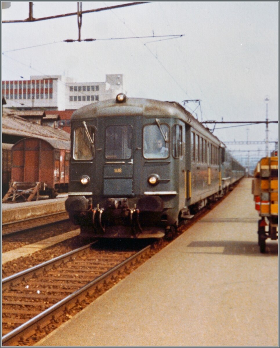Der Schnellzug 526 in Richtung Biel/Bienne erreicht Aarau, an der Spitze des Zuges der RBe 4/4 1416, dahinter eine Re 4/4 II; in der Folge übernahm dann der Triebwagen den Lokumlaufplan der Re 4/4 II, was zu jener Zeit hin und wieder vorkam. 

Analogbild vom 10. April 1984