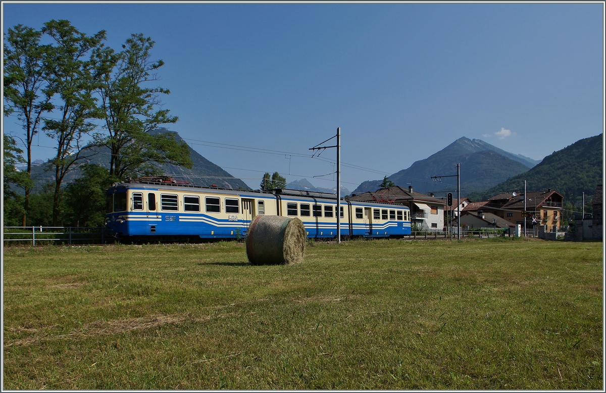 Der Schnellzug Locarno Domodossola hat sein Ziel schon fast erreicht: die letzten vier Kilometer von Masera nach Domodossola führen durch eine weite Ebene. 
10. Juni 2014