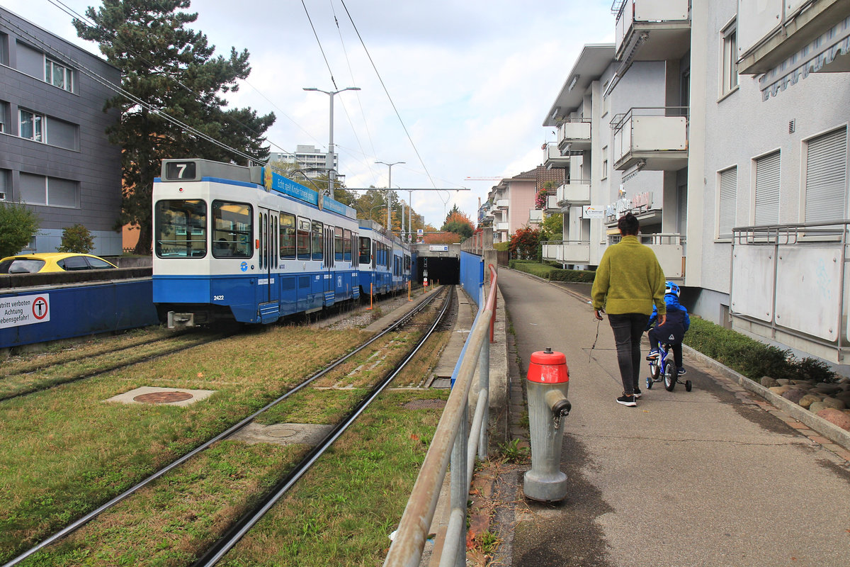 Der Schwamendinger Tunnel: Tramzug 2115+2422 fährt in den Schwamendinger Tunnel ein. 17.Oktober 2020 
