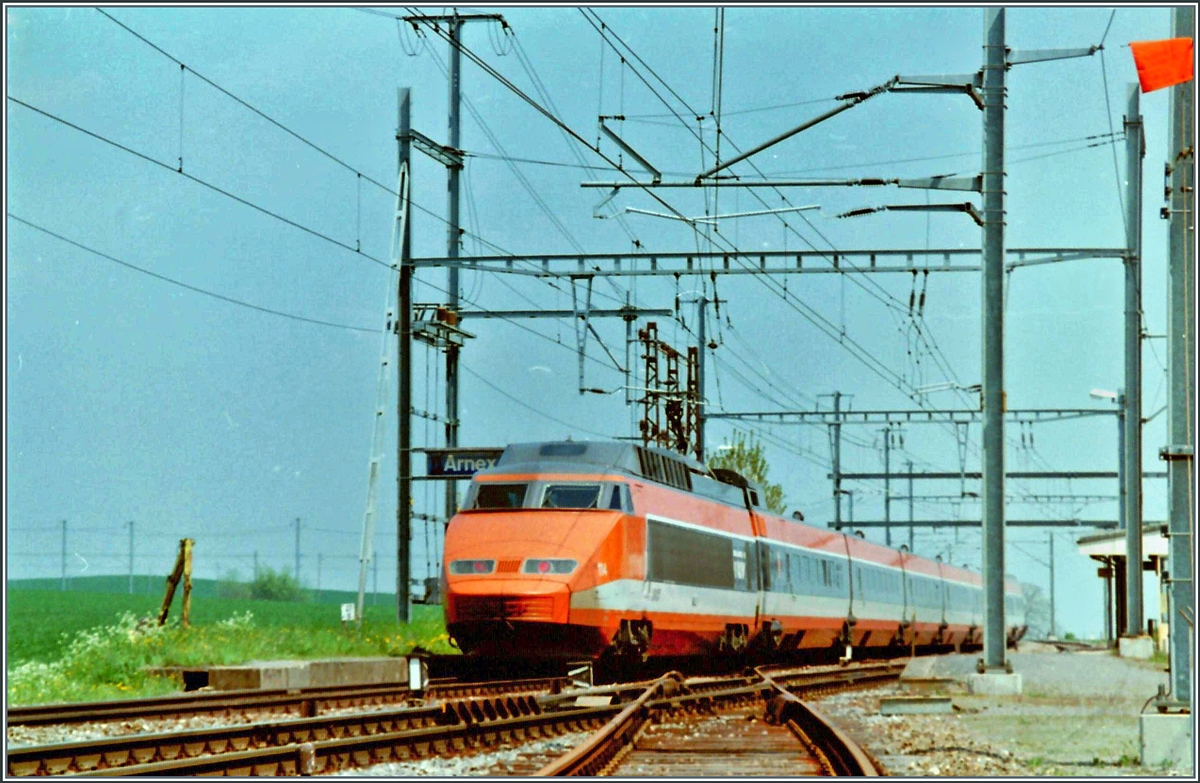 Der SNCF TGV 114 von Lausanne nach Paris fährt in Arnex durch.

3. März 1995