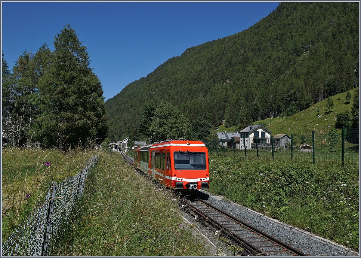 Der SNCF Z 850 N° 52 (94 87 0001 854-2F-SNCF) hat vor Kurzem den im Hintergrund zu erkennenden Bahnhof von Vallorcine verlassen und fährt nun als TER 18988 nach Les Houches. 7. Juli 2020 
