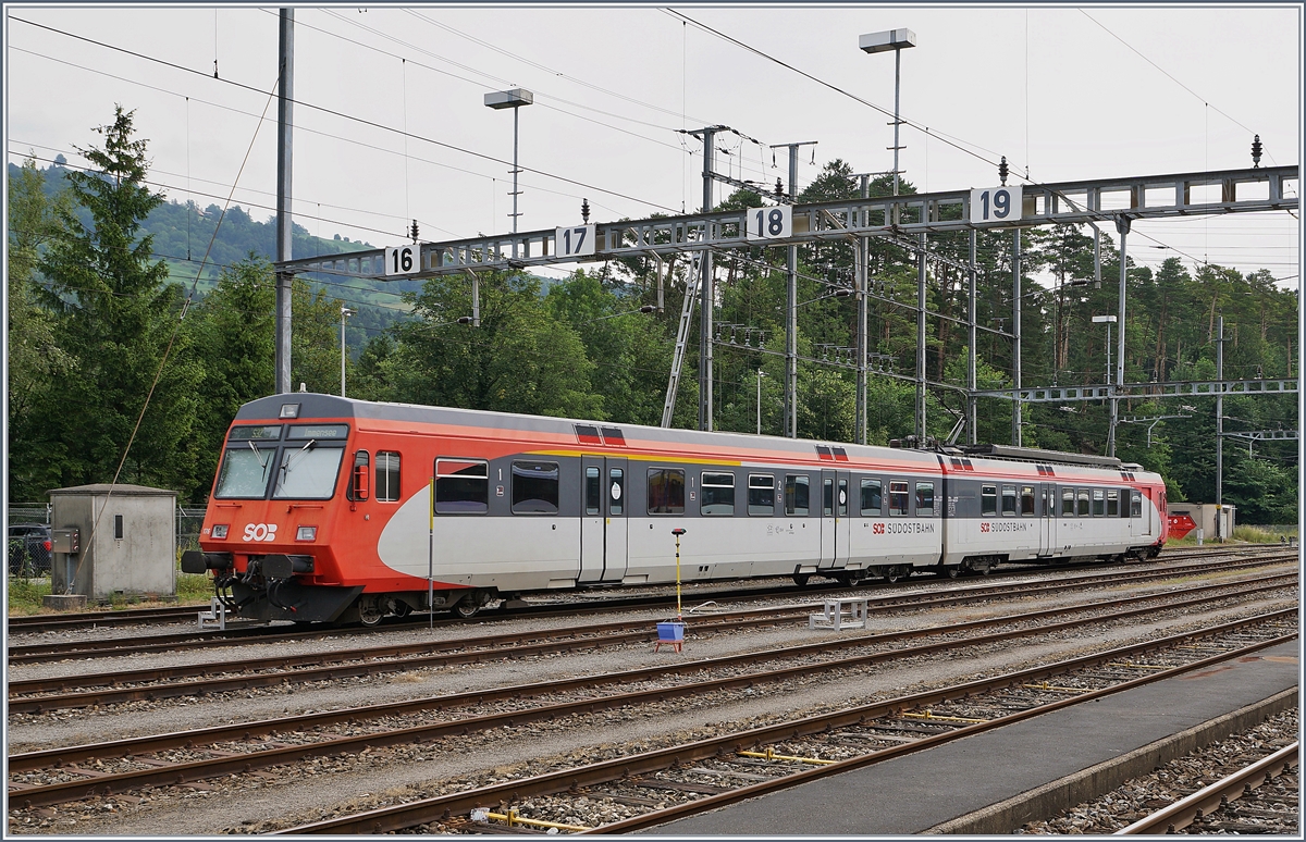 Der SOB RBDe 94 85 7 566 076-6 CH-SOB mit seinem ABt 50 85 800 35 176-7 CH-SOB in Arth Goldau. 24. Juni 2018