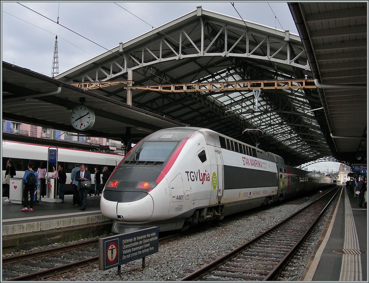 Der  sportiliche  TGV Lyria 4407 in Lausanne.
8. Juni 2016
