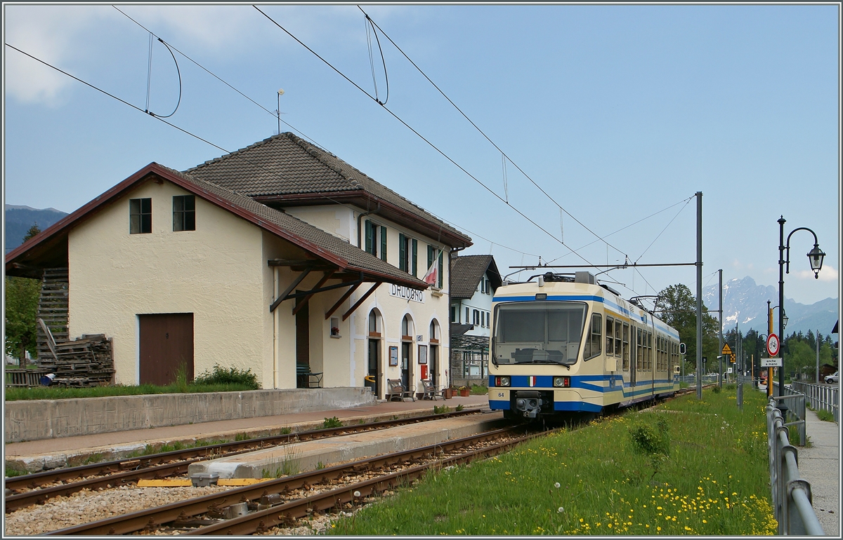 Der SSIF ABe 4/6 64 als Regionalzug 265 von Domodossola nach Re macht in Druogno einen kurzen Stop. 
13. Mai 2015