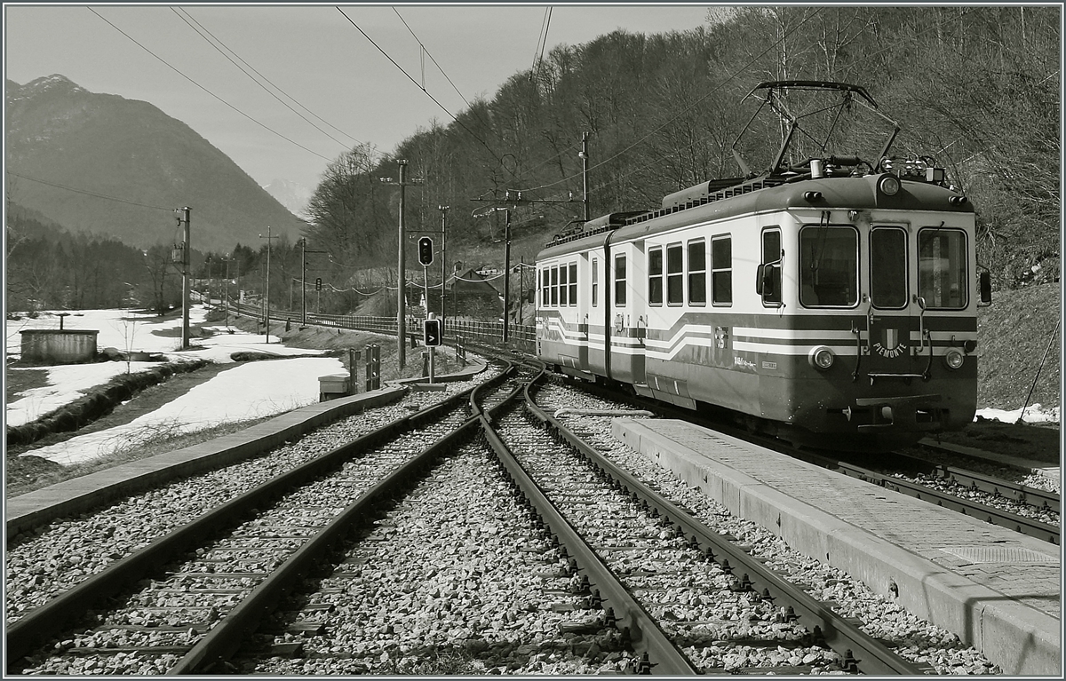 Der SSIF ABe 6/6 34  Piemonte  verl�sst Re als Regionalzug 750 Richtung Domodossola.
19. M�rz 2015