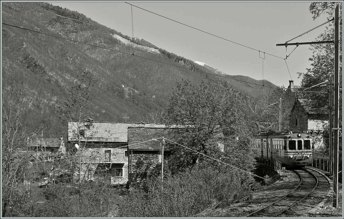 Der SSIF ABe 6/6 N° 34  Piemonte  verlässt Verigo.
15. April 2014