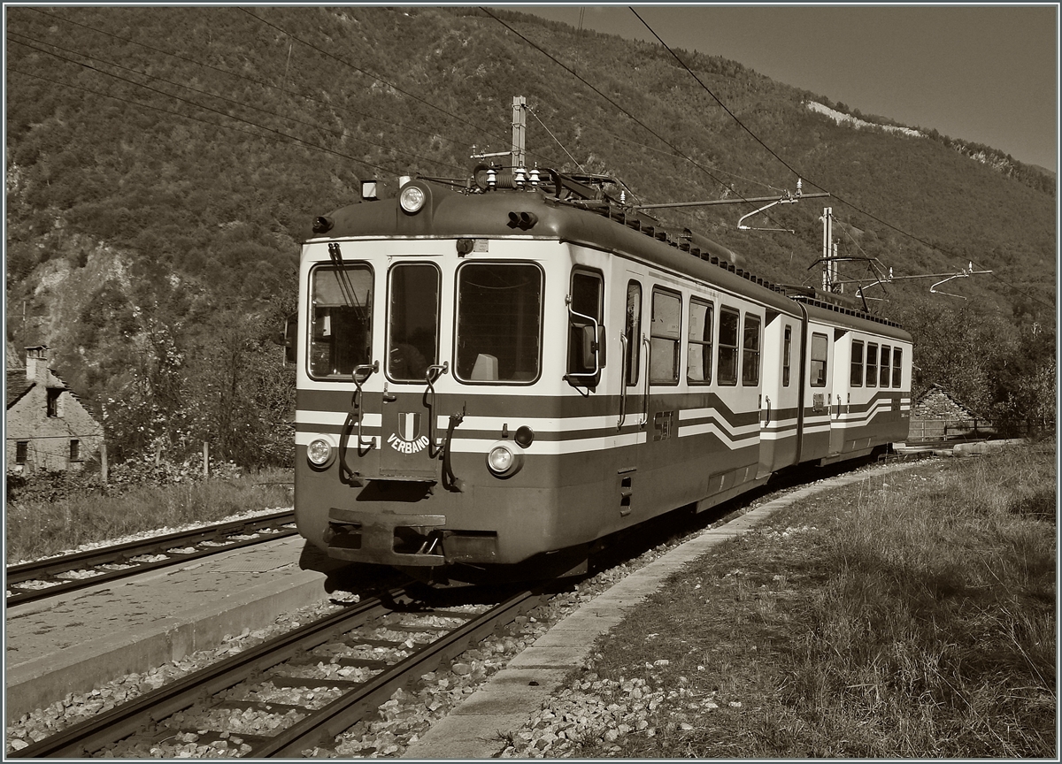 Der SSIF ABe 6/6 N° 35  Verbano  als Regionalzug 35 von Re nach Domodossola in Verigo.
31. Okt. 2014  