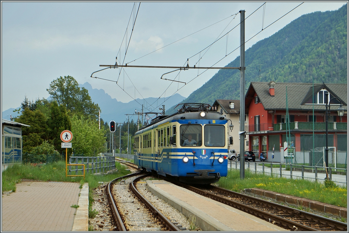 Der SSIF ABe 8/8 21  Roma  erreicht von Re kommend Druogno. Nach einem kurzen Aufenthalt fährt der 262 nach Domodossola weiter.
13. Mai 2015