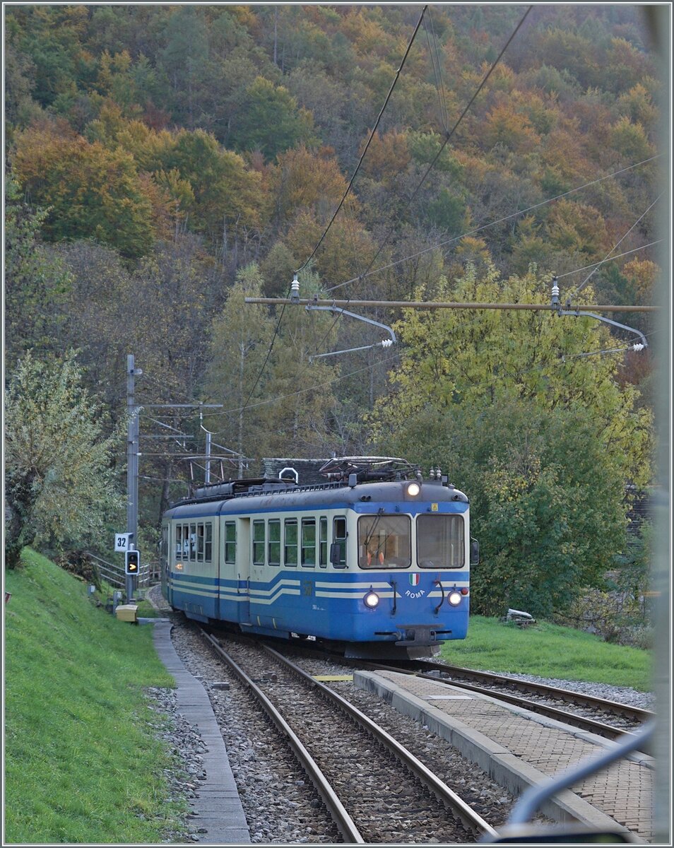 Der SSIF ABe 8/8 21  ROMA  (UIC 94 83 4880 021-0 I-SSIF) erreicht als PE72 69 bzw.  Diretto Domodossola - Locarno  den Bahnhof von Verigo, wo ich aus dem nach Domo fahrenden ABe 6/6 33 dank den zu öffnenden Fenster dieses (und noch weitere) Bilder machen konnte. 

31. Okt. 2024