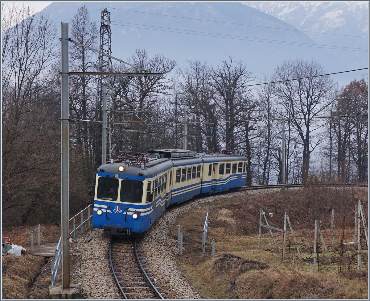Der SSIF ABe 8/8 22  Ticino  als Regionalzug 245 von Domodossola nach Re kurz vor Trontano.
31. Jan. 2017