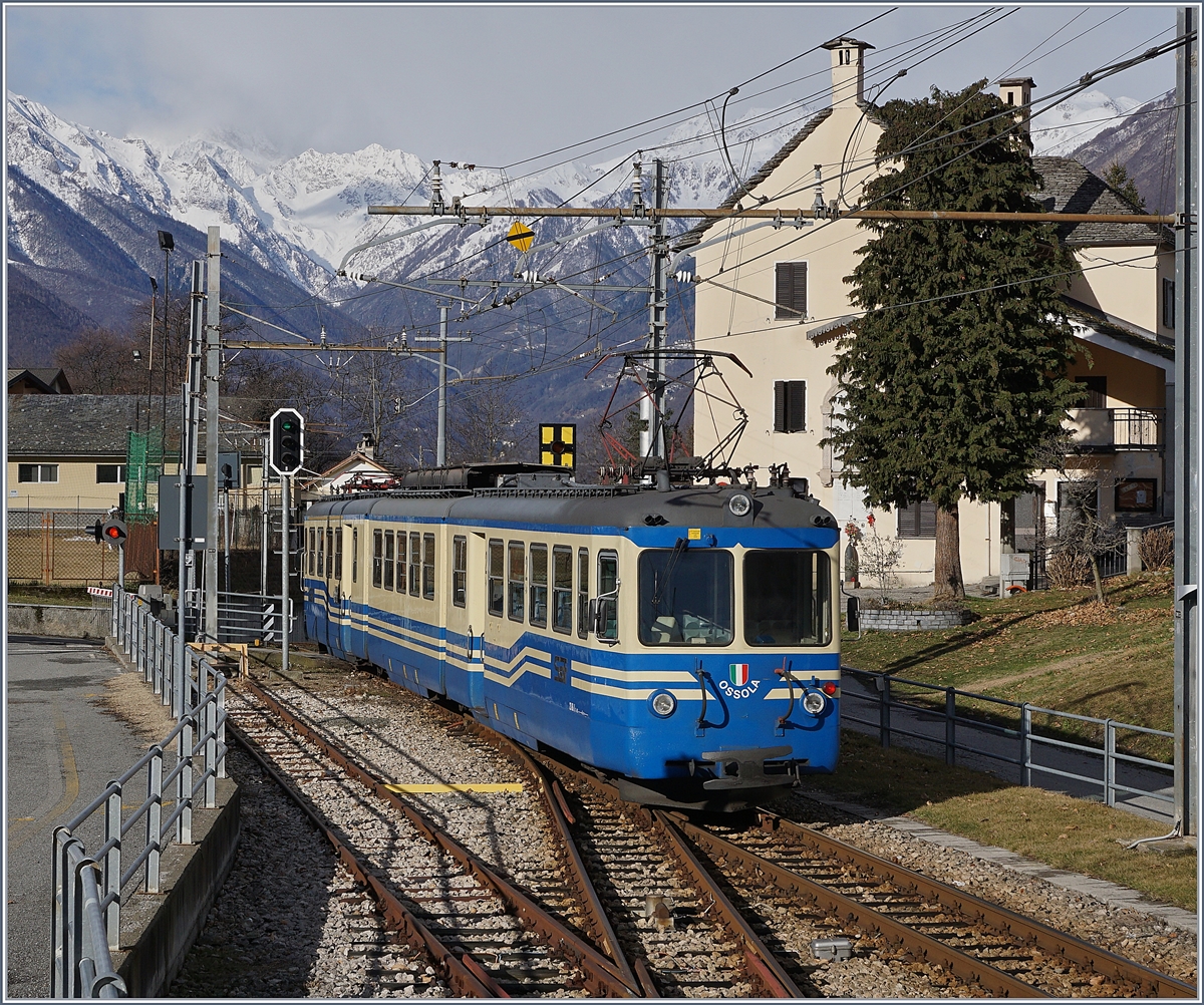 Der SSIF ABe 8/8 23  Ossola  als Schnellzug 32 von Locarno nach Domodossola in Trontano. 1. März 2017