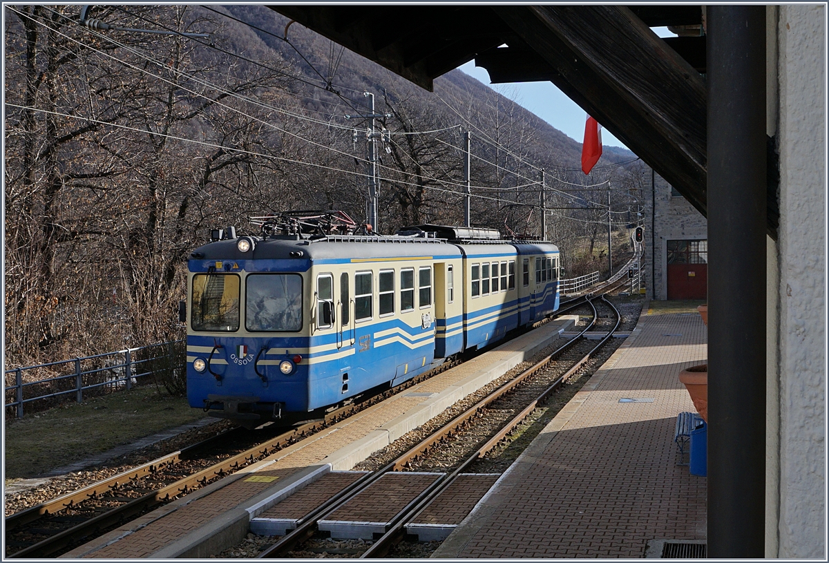 Der SSIF ABe 8/8 23  Ossola  als Schnellzug 32 von Locarno nach Domodossola in Trontano.
1. März 2017