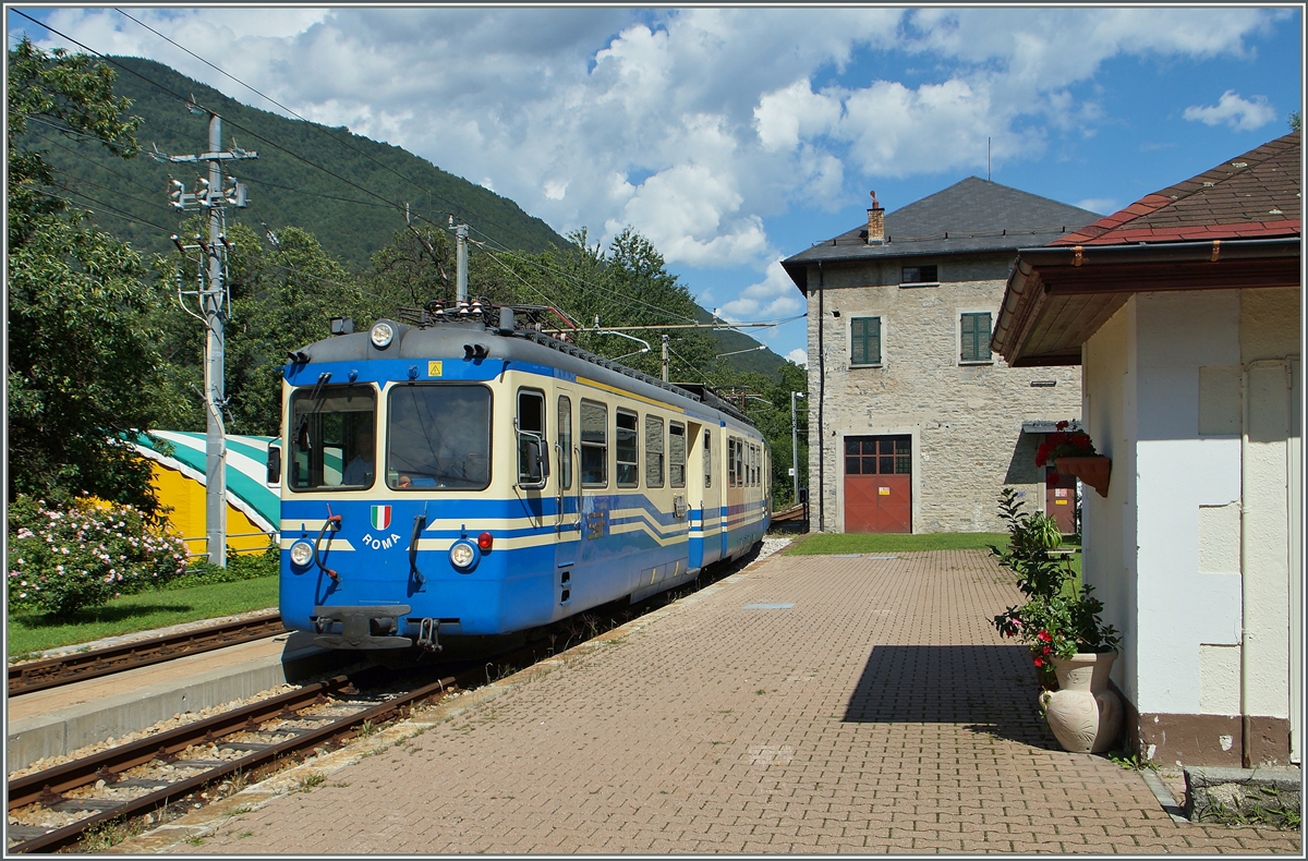 Der SSIF ABe 8/8 N° 21  Roma  erreicht Trontano. 
5. August 2014