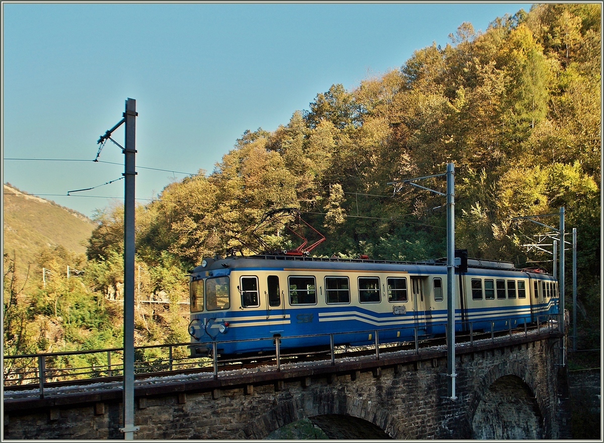 Der SSIF ABe 8/8 N° 22  Ticino  als Regionalzug 265 von Domodossola nach Re auf dem Rion Graglia Viadukt zwischen Trontano und Verigo. 
24. Okt. 2014