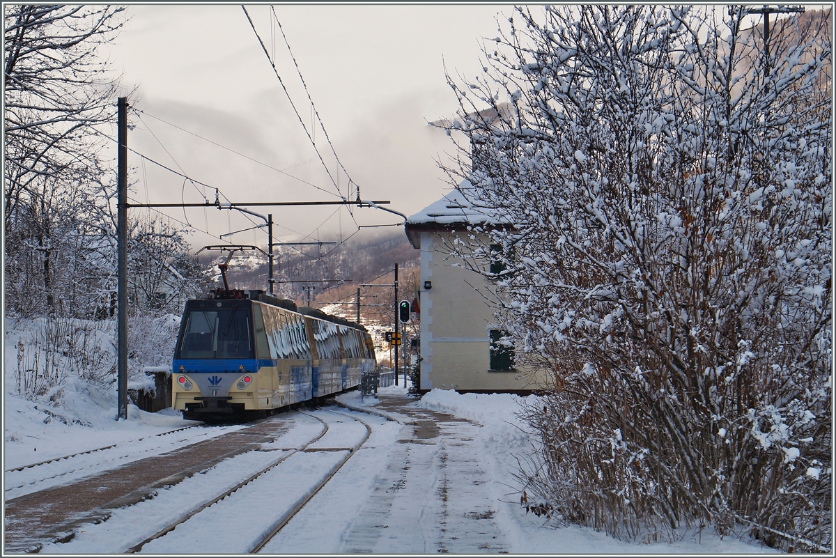 Der SSIF Ferrovia Vigezzina Treno Panoramico D 40 P auf der Fahrt von Locarno nach Domodossola bei der Durchfahrt in Gagnone-Orcesco .
8. Jan. 2016
