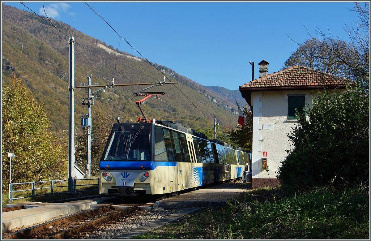 Der SSIF Treno Panoramico D 47 P auf seiner Fahrt von Domodossola nach Locarno bei der Durchfahrt in Verigo. 
31. Okt. 2014