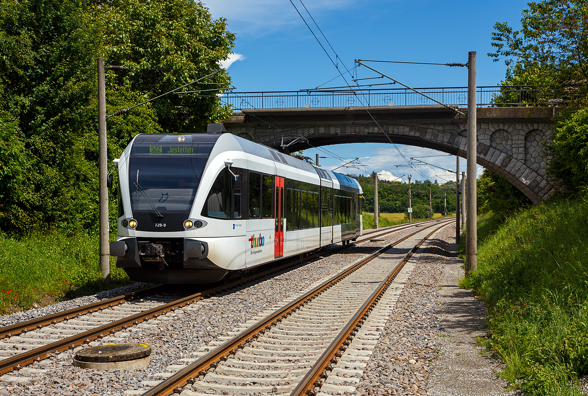 Der Stadler GTW 2/6 - RABe 526 729-9   Kanton Aargau  (RABe 94 85 7526 729-9 CH-THB) der Thurbo AG erreicht am 17.06.2016 bald den Hp Bietingen. Er f�hrt als S 22 die Verbindung Singen - Schaffhausen - Neuhausen - Jestetten.

Der elektrische Gelenktriebwagen wurde 2004 von Stadler in Bussnang unter den Fabriknummern L-875EW1, L-875EW2 und L847AT29 gebaut und an die Thurbo AG geliefert. Diese GTW´s sind f�r den Betrieb in Deutschland zugelassen. Sie verf�gen zus�tzlich �ber einen deutschen Stromabnehmer, die deutsche Zugsicherung und den deutschen Zugfunk. 

Die Thurbo AG ist eine Eisenbahngesellschaft in der Ostschweiz. Sie betreibt auf einem Streckennetz von 658 km den Regionalverkehr. Das Unternehmen wurde im Jahr 2002 gegr�ndet und geh�rt zu 90 % den SBB und zu 10 % dem Kanton Thurgau. Es ist jedoch selbst�ndig und eigenverantwortlich f�r den Betrieb. Der Name Thurbo ist eine Kombination aus Thur respektive Thurgau und Bodensee.

Die Regionalbahn setzt auf moderne und komfortable Fahrzeuge. Die  eingesetzten GTW’s sind niederflurig, klimatisiert und behindertenfreundlich. Der Innenraum wirkt gro�z�gig und �bersichtlich. Gro�e Fenster erm�glichen Aussichten wie in einem Panoramawagen. Stadler lieferte zwischen 2003 und 2013 insgesamt 95 Gelenktriebwagen aus. Im Jahr 2008 wurden 10 zweiteilige GTW’s (2/6) um einen Mittelwagen erweitert (GTW 2/8), um die Kapazit�t und die betriebliche Flexibilit�t der Flotte zu erh�hen.
Neben den o.g. GTW besitzt Thurbo noch 10 GTW 2/6 (RABe 526 680–689) der 1. Generation der ehemaligen Mittelthurgaubahn (MThB), diese zwischen 1998–1999 gebauten Fahrzeuge sind k�rzer (L�nge 37,6 m). Zum 1. Januar 2018 �bernahm die Thurbo zudem von der SBB 13 Z�ge (RABe 526 260–265 + 280–286), die die SBB seinerseits 2013 von der BLS �bernommen hatte. Da Thurbo jedoch erst ab 2021 Bedarf f�r die Z�ge als Ersatz f�r die ex MThB RABe 526 680–689 hat, wurden sie an die SBB vermietet, die sie nach wie vor auf den gleichen Strecken wie bis dahin einsetzt.

Ein GTW 2/6 besteht aus: Dem mittigem Antriebsmodul (auch Antriebscontainer genannt), dessen beiden Achsen angetrieben sind und das Fahrzeug bewegen. Die zwei leicht und niederflurig gebauten Endmodule mit je einem Drehgestell st�tzen sich auf dem Antriebsmodul ab. Es ergibt sich auch eine sehr gute Raumausnutzung der Endmodule, nur ist das Fahrzeug durch das Antriebsmodul in zwei H�lften geteilt und der Gang durch den Antriebscontainer ist nicht barrierefrei passierbar.

Die GTW 2/6 und GTW 2/8 haben gro�z�gige Multifunktionsabteile im Einstiegbereich, ein geschlossenes WC-System, Fahrgastr�umeund F�hrerkabine sind klimatisiert. Die Triebwagen haben luftgefederte Trieb- und Laufdrehgestelle. Die Endwagenk�sten sowie bei GTW 2/8 der Mittelwagenkasten sind aus Aluminiumstrangpressprofilen gefertigt, der Kasten von dem Antriebsteil ist auch Stahl gefertigt. Die redundante Antriebsausr�stung bestehend aus 2 Antriebsstr�ngen mit wassergek�hlten IGBT-Stromrichtern. Die Fahrzeuge haben eine Vielfachsteuerung f�r bis zu 4 Fahrzeuge.

TECHNISCHE DATEN der GTW 2/6 (in Klammern GTW 2/8):
Spurweite: 1.435 mm
Achsanordnung: 2’ Bo 2’
L�nge �ber Kupplung: 39.400 mm
Fahrzeugbreite: 3.000 mm
Fahrzeugh�he: 3.850 mm
Fu�bodenh�he: Niederflur (am Einstieg 585 mm( / Hochflur 1.000 mm  
Einstiegbreite: 1.350 mm
Sitzpl�tze: 16 in der 1. Klasse / 90 in der 2. Klasse
Stehpl�tze bei 4 Pers./m�: 110
Niederfluranteil: �ber 65 %
Dienstgewicht (tara): 63 t
Achsabstand im Drehgestell: 2.100 mm (Trieb- und Laufdrehgestell)
Triebraddurchmesser (neu): 860 mm
Laufraddurchmesser (neu): 750 mm
Dauerleistung am Rad: 700 kW
Max Leistung am Rad: 1.100 kW
Anfahrzugskraft: 80 kN
Max. Beschleunigung: 0.74 m/s2
H�chstgeschwindigkeit: 140 km/h
Stromsystem: 15 kV, 16,7 Hz AC
Kupplungstyp: Schwab
