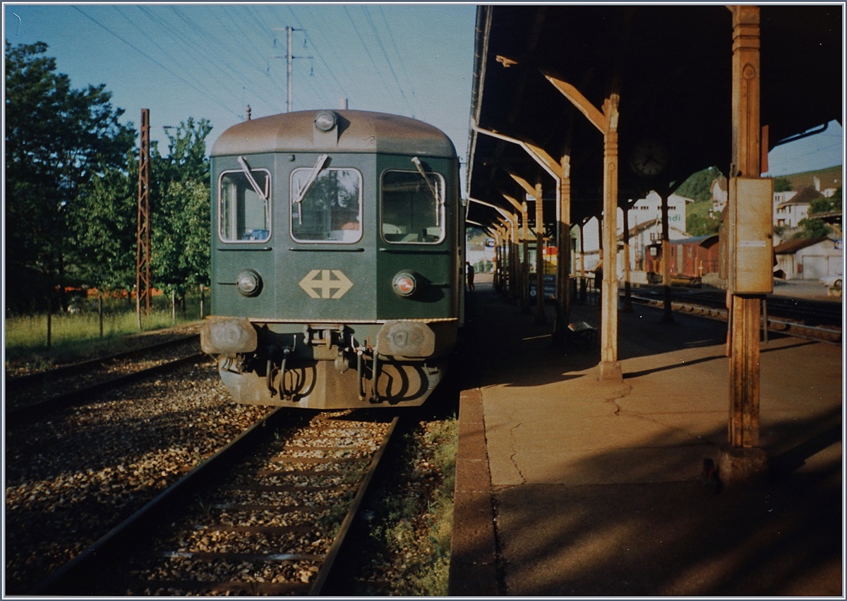 Der Steuerwagen des Regionalzuges Vevey - Puidoux-Chexbres in Puidoux-Chexbres.
Sommer 1993