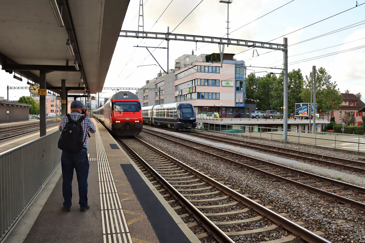 Der Testzug mit den umspurbaren MOB-Wagen: Die einfahrende rote SBB 460 macht sich gut neben dem dunkelblauen MOB Spurwechselzug. Erinnerungsbild mit Walter Ruetsch. Gümligen 23.August 2021 