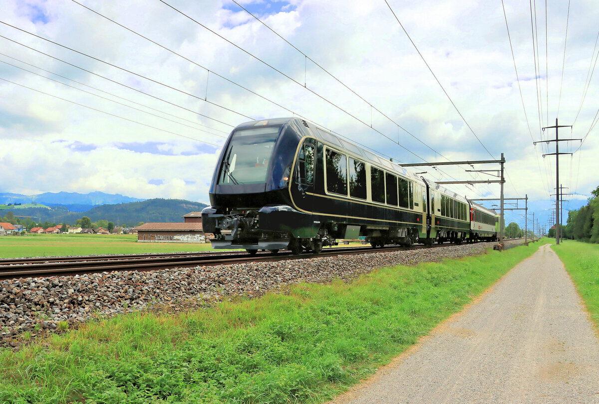 Der Testzug mit den umspurbaren MOB-Wagen: Eine knappe halbe Stunde später kommt der Testzug wieder durch Kiesen zurück. Auffallend die kleinen Stirnlämpchen. 23.August 2021 