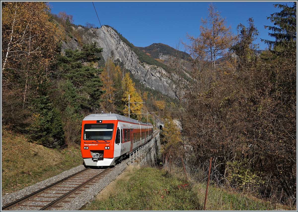 Der TMR Region Alps RABe 525 041 (UIC 94 85 7525 041-0 CH-RA) ist auf dem Weg nach Orsières und hat vor kurzem Sembrancher verlassen.

6. Nov. 2020