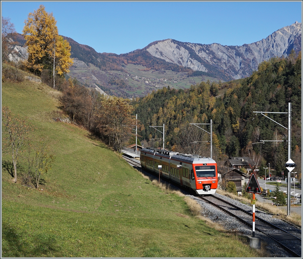 Der TMR RegionAlps RABe 525 041 (UIC 94 85 7525 041-0 CH-RA) ist von Orsières nach Sembracher unterwegs und erreicht den kleinen Ort La Douay mit dem einzigen Zwischenstopp (Haltestelle, Halt auf Verlangen) auf dem Streckenast Sembrancher - Orsières. 

6. November 2020