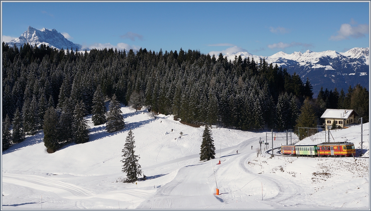 Der TPC BVB BDeh 4/4 83 erreicht den Bahnhof Col-du-Soud. 

5. März 2019