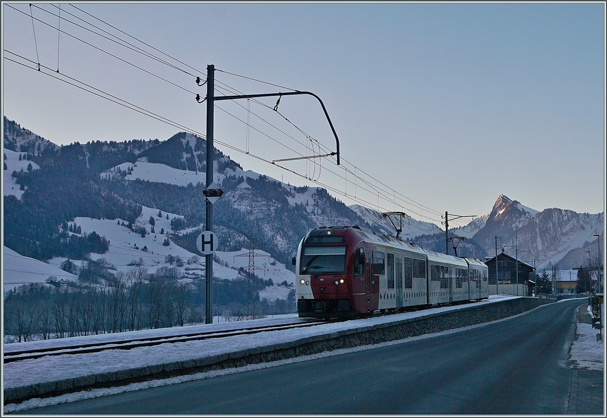 Der TPF ABe 2/4 - B - Be 2/4 101 hat nach einem kurzen Halt Neirivue verlassen und fährt nun weiter in Richtung Bulle. 

11. Jan. 2021