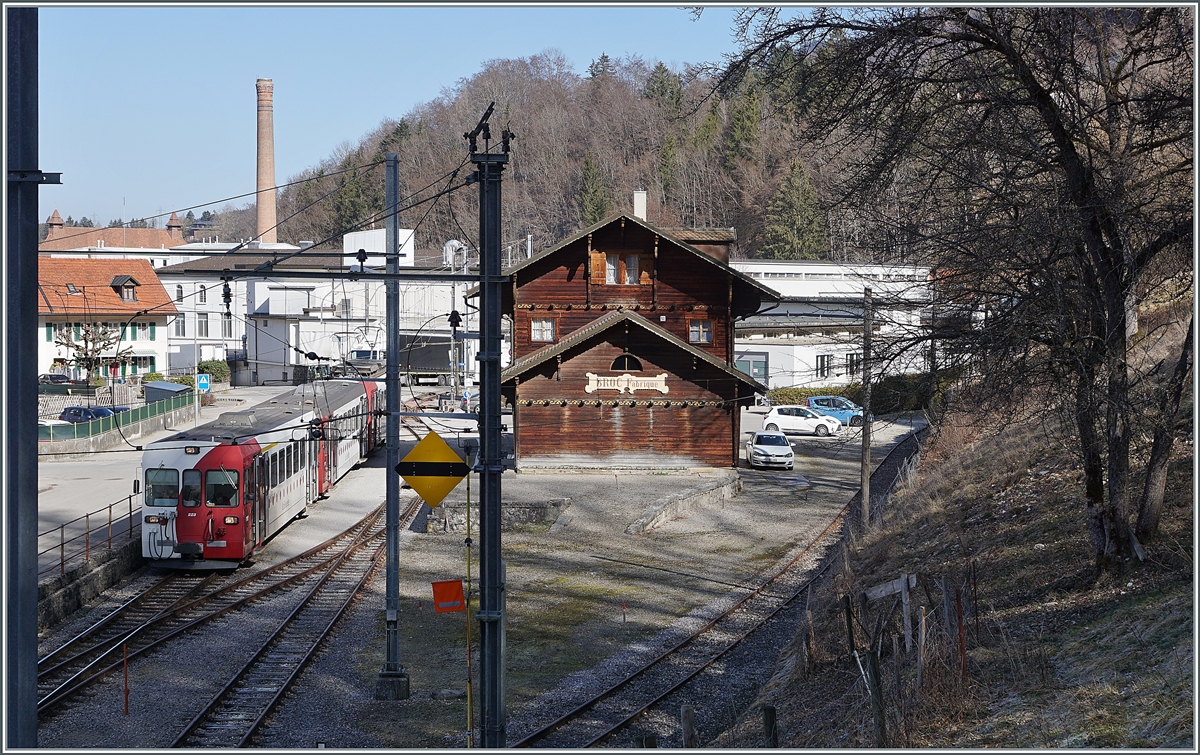 Der TPF Regionalzug S 60 14959 wartet in Broc-Fabrique auf die baldige Rückfahrt nach Bulle. 

2. März 2021