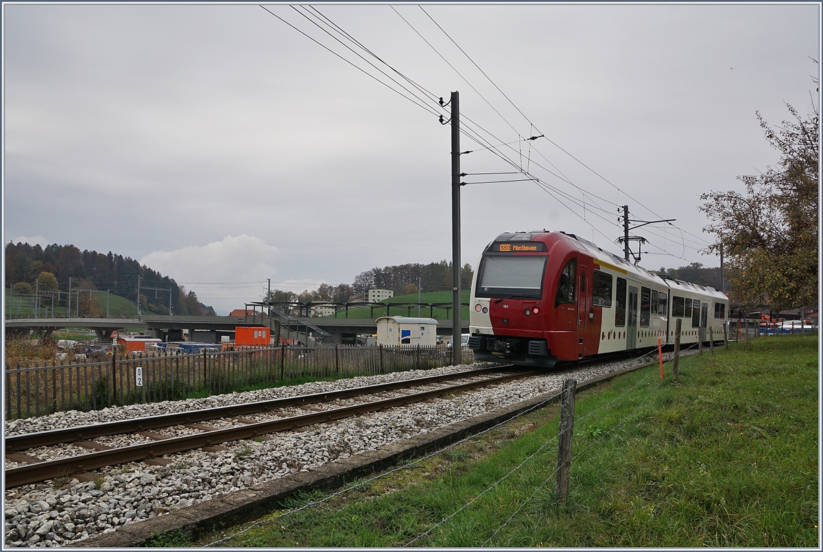 Der TPF SURF ABe 4/2 / Be 2/4 101 verlässt Châtel St-Denis in Richtung Montbovon. Links im Bild ein Blick auf den  neuen  Bahnhof von Châtel St-Denis.

28. Okt. 2019