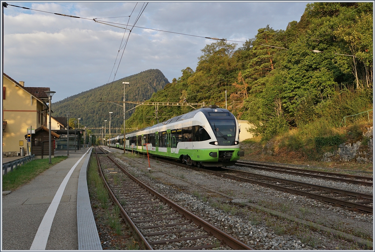 Der TransN RABe 523 075 und RABe 527 333 sind als RE 3960 von Neuchâtel nach Le Locle unterwegs und ändern im Spitzkehrbahnhof von Chambrelien die Fahrtrichtung.

12. August 2020