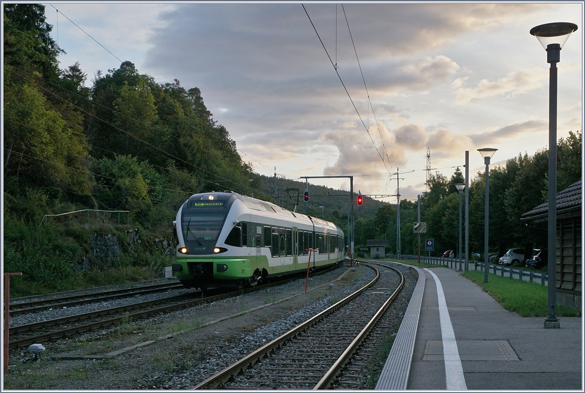 Der transN RABe 527 331 erreicht die Spitzkehr-Station Chambrelien. 

13. Aug. 2019 