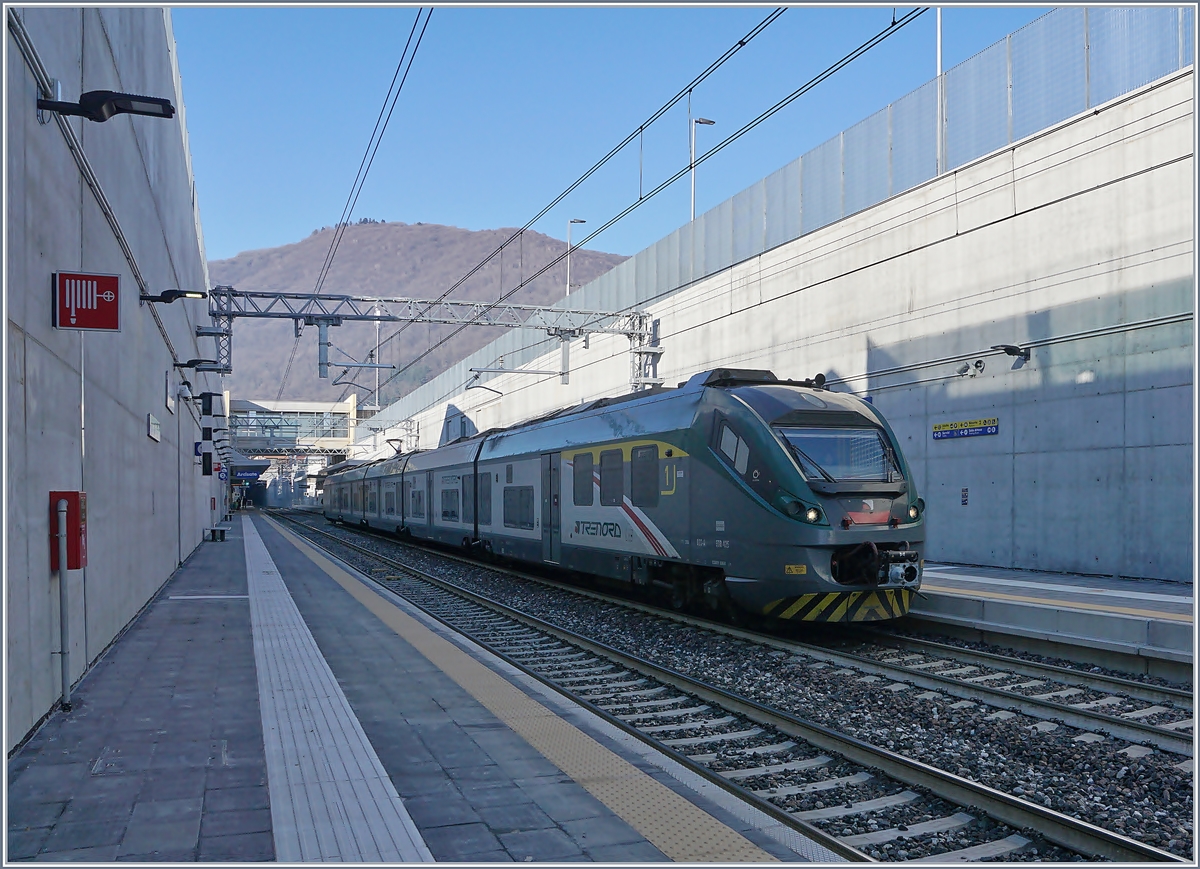 Der Trenord ETR 425 023 als RE 5310 von Milano Porta Garibaldi nach Porto Ceresio beim Halt in Arcisate. Das Bild zeigt deutlich, dass die zweckmässige Station Arcisate (wie auch Cantello Gaggiolo und Induno Olona) nicht gerade sehr fotogen sind.
5. Jan. 2019