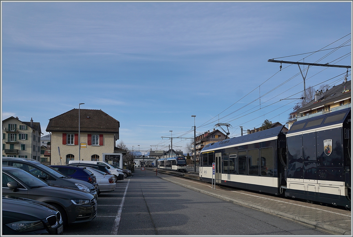 Der über lange Jahre hinweg in der Struktur immer ähnliche Fahrplan der MOB hat nun mit dme Fahrplanwechsel im Dezember 2020 grundlegend geändert: der alternierende Zweistundentakt mit Schnell- und Regionalzüge Montereux - Zweisimmen ist einem Stundentakt mit Zügen gewichen die an (fast) allen Stationen halten und Panorma- oder Belle Epoque Wagen führen. Zudem wurde dadurch der halbstündliche Regionalverkehr Montreux Fontanivent/Sonzier zum Stundentakt nach Les Avants umgewandelt, wofür zwei Umläufe benötigt werden, die sich jeweils in Chernex kreuzen, wie dies Bild zeigt.

9. Jan. 2021
