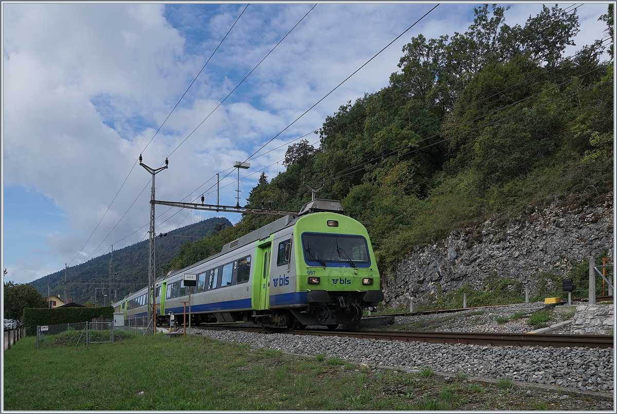 Der vor wenigen Minuten mit der BLS Re 465 008 in Chambrelien eingefahrene RE 3919 von La Chaux-de-Fonds nach Bern verlässt den Spitzkehrbahnhof Chambrelien bereits wieder, nun auf dem Weg nach in Richtung Neuchâtel auf dem unteren Gleis. 

3. Sept. 2020