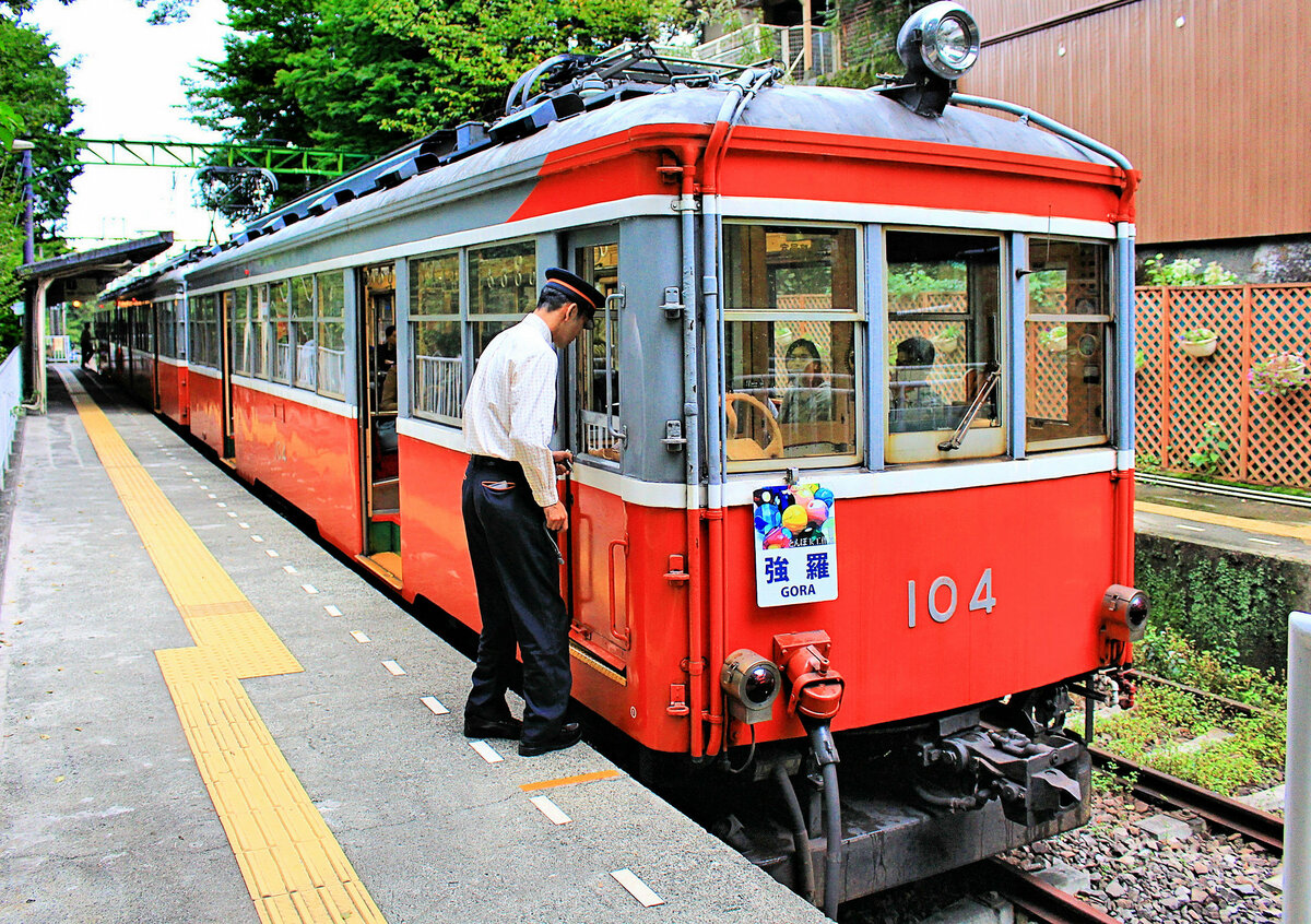 Der von Wagen 104 geführte Zug hat die mittlere Spitzkehre in Ôhiradai erreicht. Jetzt geht der Wagenführer ans andere Ende, während umgekehrt der Schaffner hierher zum nun hinteren Ende des Zuges kommt. Wie immer in Japan ein umständliches Hin und Her, denn die Rollen des Personals sind peinlich genau verteilt. 7.Oktober 2014    