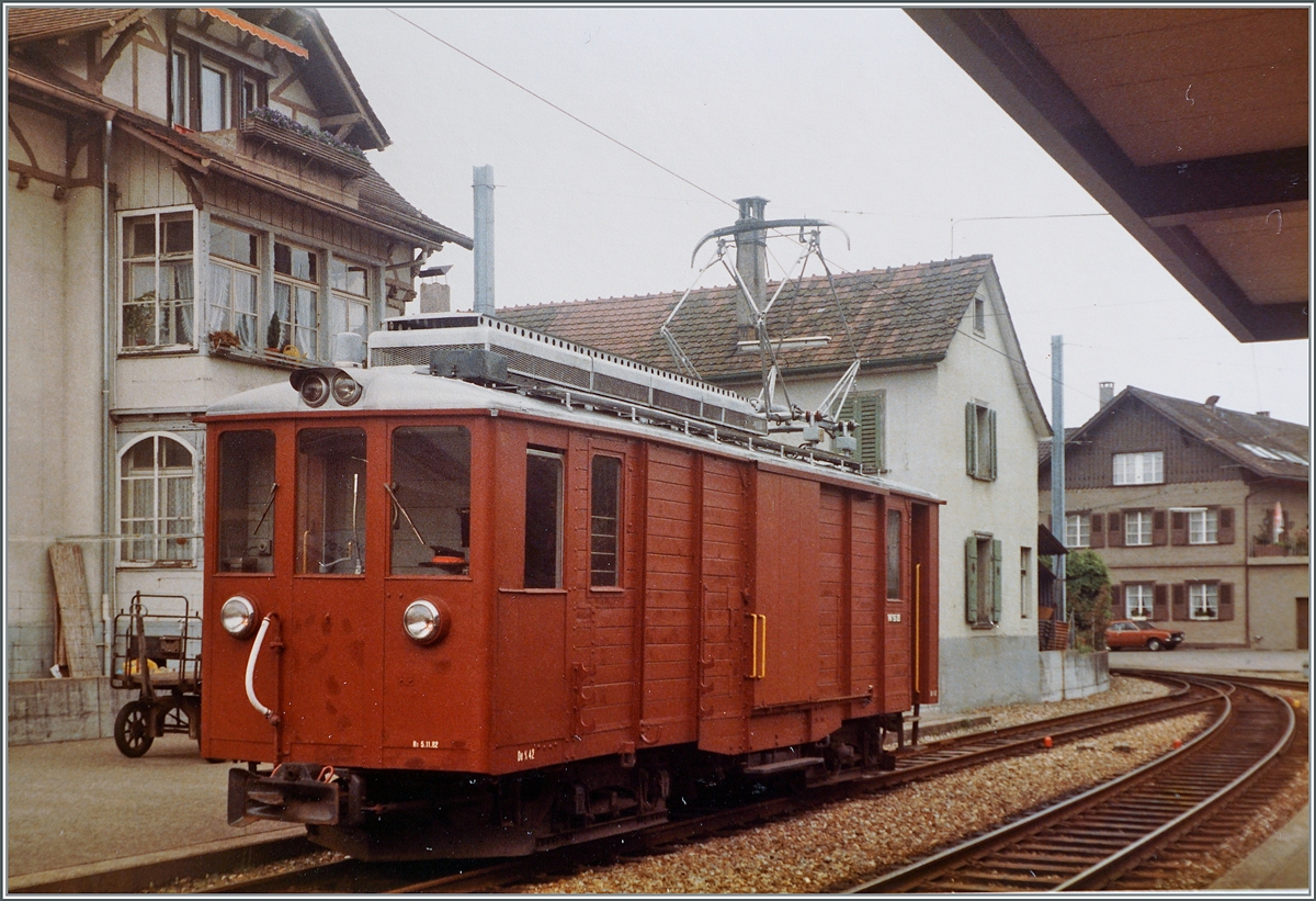 Der WSB De 4/4 N° 42 ( Revisionsdatum R1 5.11.82) ist Aarau WSB unterwegs.

Analogbild vom 23. Mai 1984