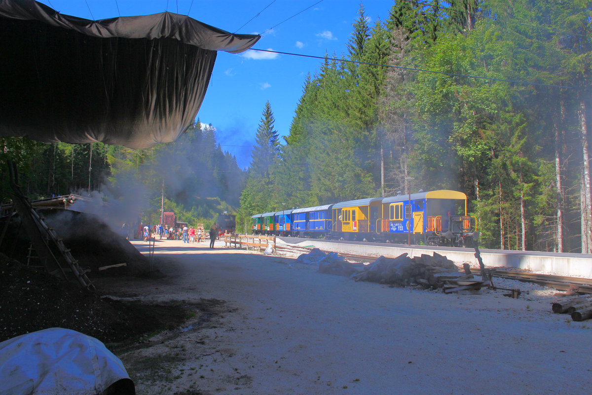 Der Zug in Fontaine-Ronde, in der einstweiligen Endstation. Neben einer einfachen Restaurationsh�tte gibt es hier auch eine interessante und ausf�hrlich beschriebene K�hlerei, deren Rauch durch die Landschaft schwebt. 11.August 2018