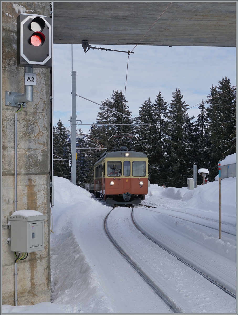 Des Bipperlisis letzter Winter auf der BLM: Der Mischbetrieb mit den neune Be 4/6 sollte noch bis zum 20. Okt. 24 dauern, dann werden nach einer Betriebsunterbrechung zur Systemumstellung die Be 4/6 allein den Betrieb übernehmen. 
Im Bild: Der BLM Be 4/4 31  Lisi  erreicht von der Grütschalp kommend die Station Winteregg.

16. Jan. 2024
  