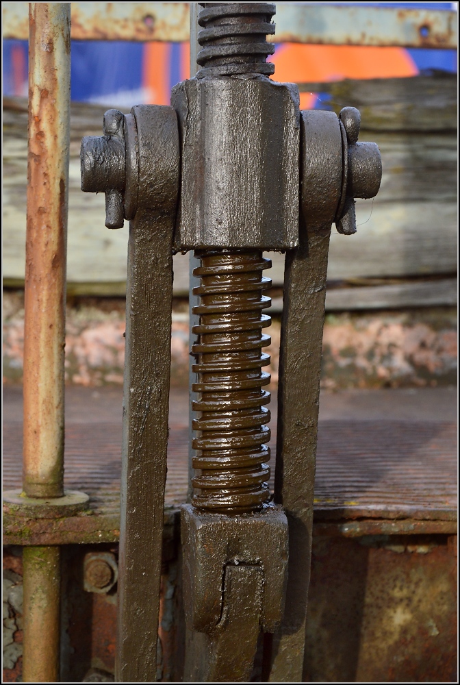 Detail am Güterwagen M4 257, Gewinde der Handbremsspindel. Frauenfeld, Juli 2014.